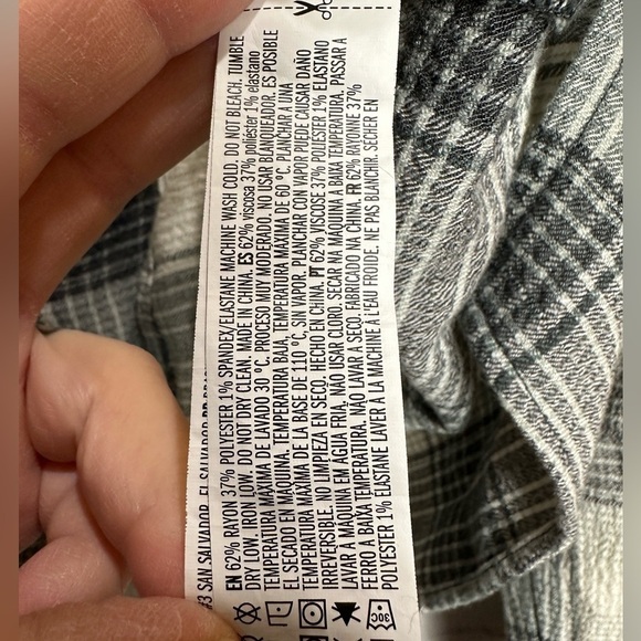 Forever 21 Womens Black Plaid‎ Lightweight Button Up Shirt Rayon Blend, Sz M - Picture 3 of 4